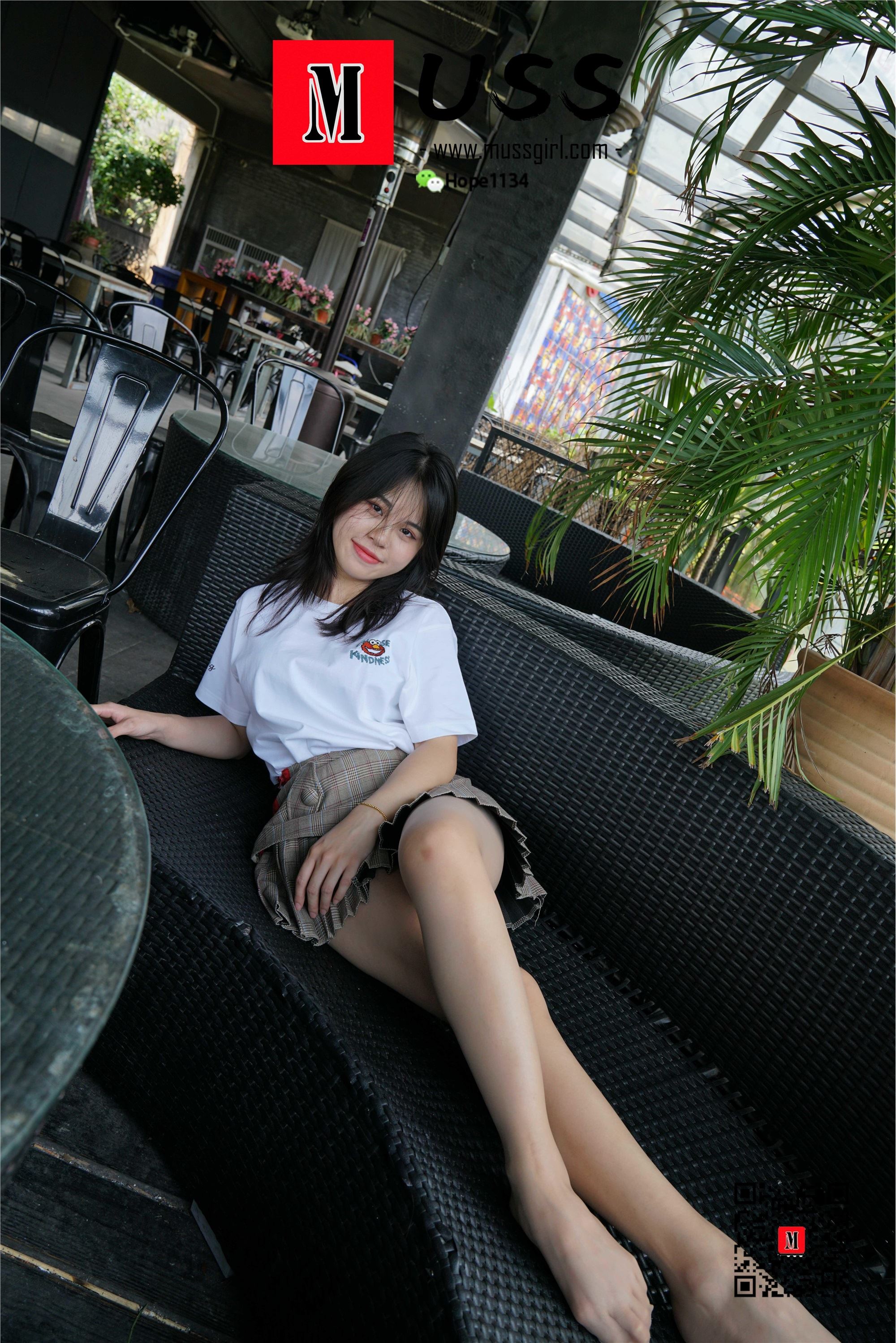 MussGirl慕丝女郎  NO.008 拍过模特的美足，那化妆师璐璐的呢？